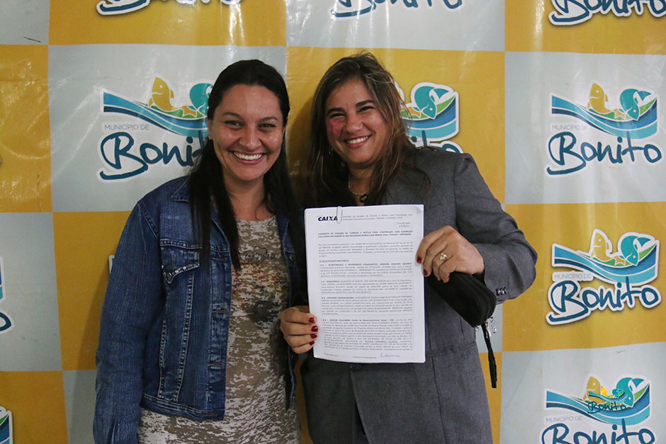 Com investimento de mais de 2 milhões da prefeitura, famílias assinam contrato de casas em Bonito