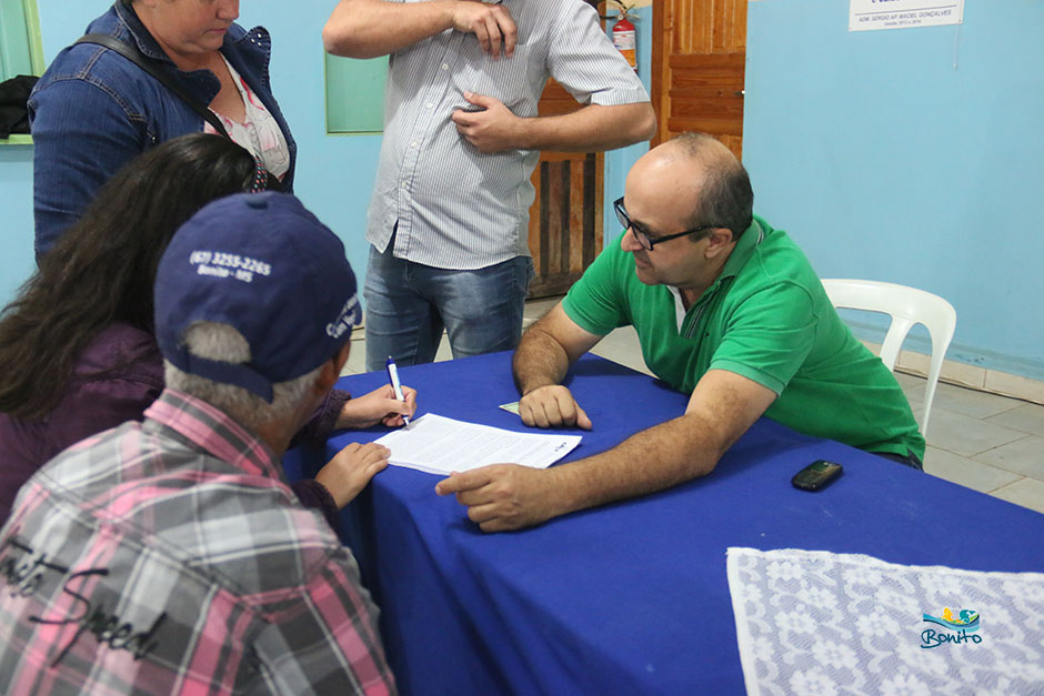 Com investimento de mais de 2 milhões da prefeitura, famílias assinam contrato de casas em Bonito