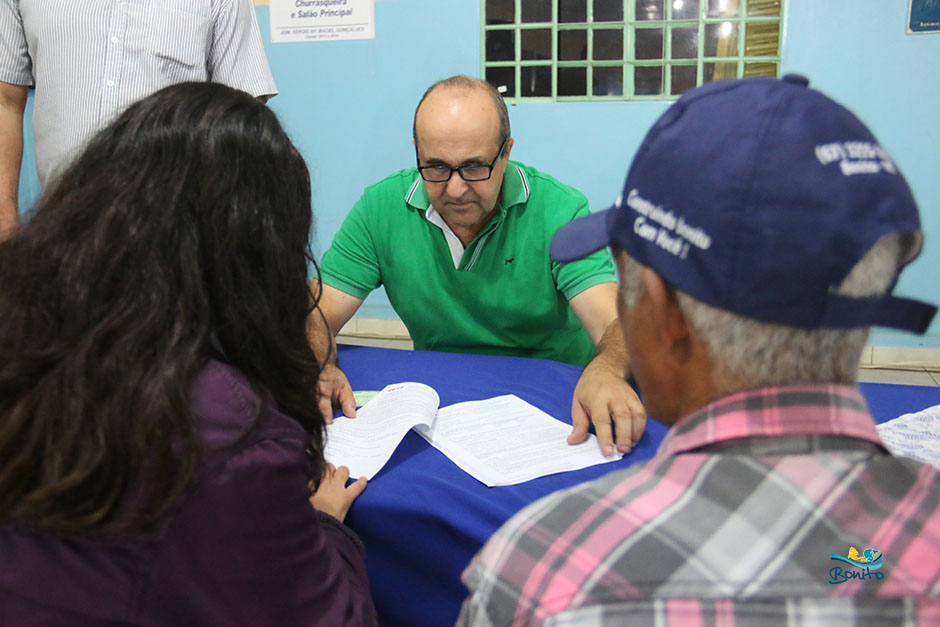 Com investimento de mais de 2 milhões da prefeitura, famílias assinam contrato de casas em Bonito