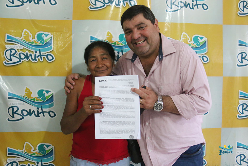 Com investimento de mais de 2 milhões da prefeitura, famílias assinam contrato de casas em Bonito