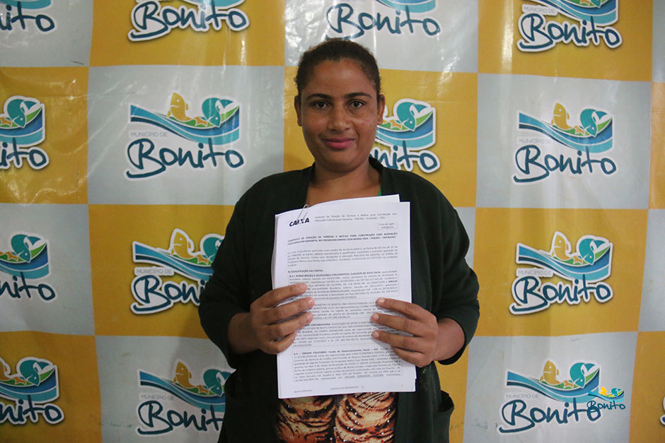 Com investimento de mais de 2 milhões da prefeitura, famílias assinam contrato de casas em Bonito