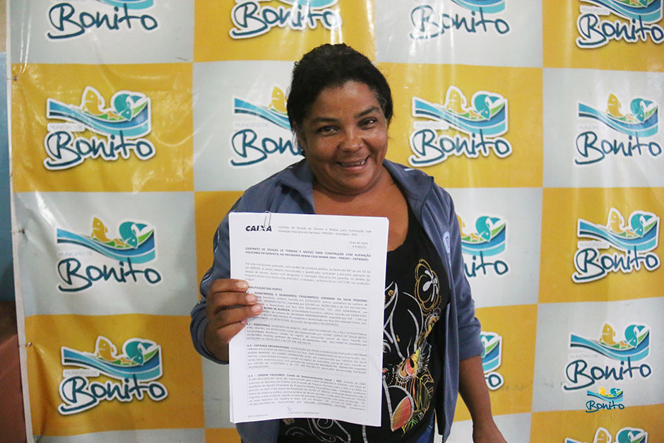 Com investimento de mais de 2 milhões da prefeitura, famílias assinam contrato de casas em Bonito