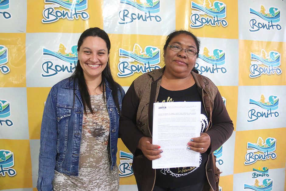 Com investimento de mais de 2 milhões da prefeitura, famílias assinam contrato de casas em Bonito