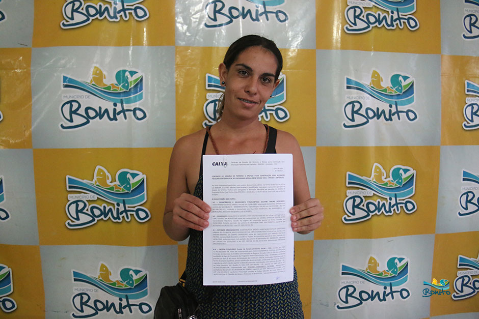 Com investimento de mais de 2 milhões da prefeitura, famílias assinam contrato de casas em Bonito