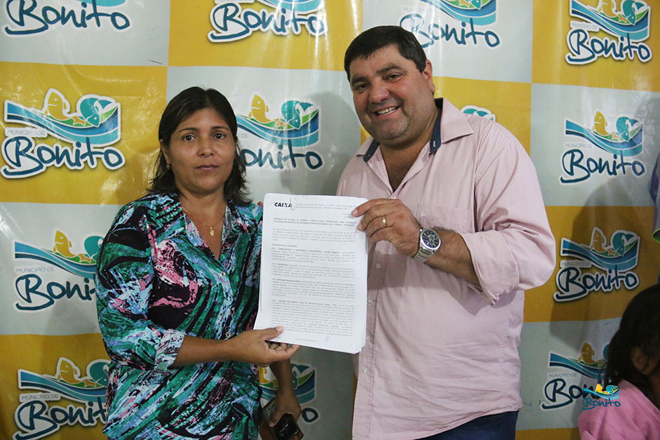 Com investimento de mais de 2 milhões da prefeitura, famílias assinam contrato de casas em Bonito