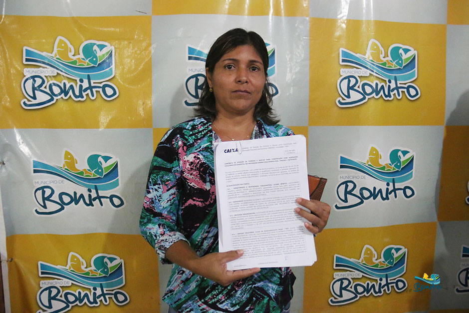 Com investimento de mais de 2 milhões da prefeitura, famílias assinam contrato de casas em Bonito