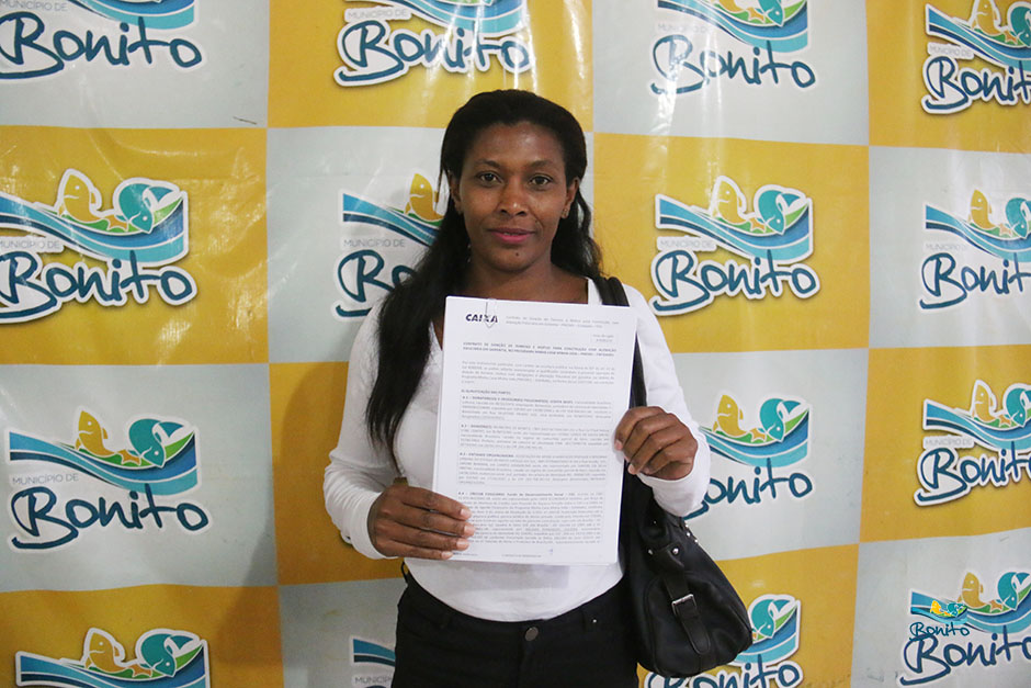 Com investimento de mais de 2 milhões da prefeitura, famílias assinam contrato de casas em Bonito