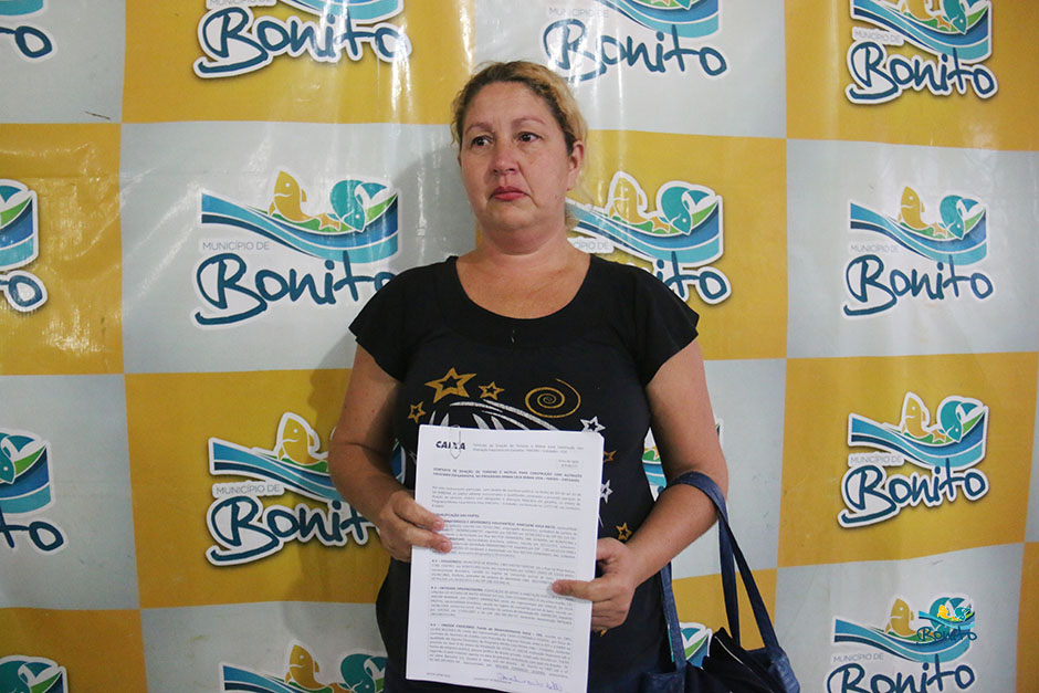 Com investimento de mais de 2 milhões da prefeitura, famílias assinam contrato de casas em Bonito