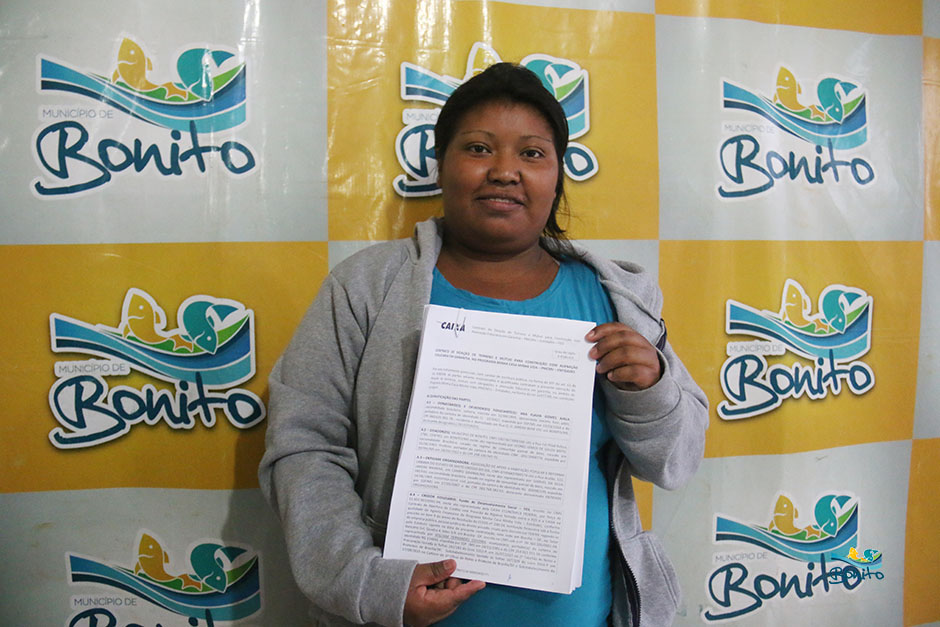 Com investimento de mais de 2 milhões da prefeitura, famílias assinam contrato de casas em Bonito