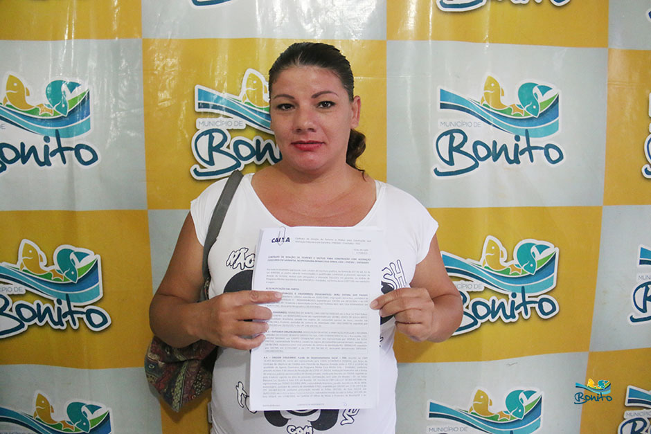 Com investimento de mais de 2 milhões da prefeitura, famílias assinam contrato de casas em Bonito