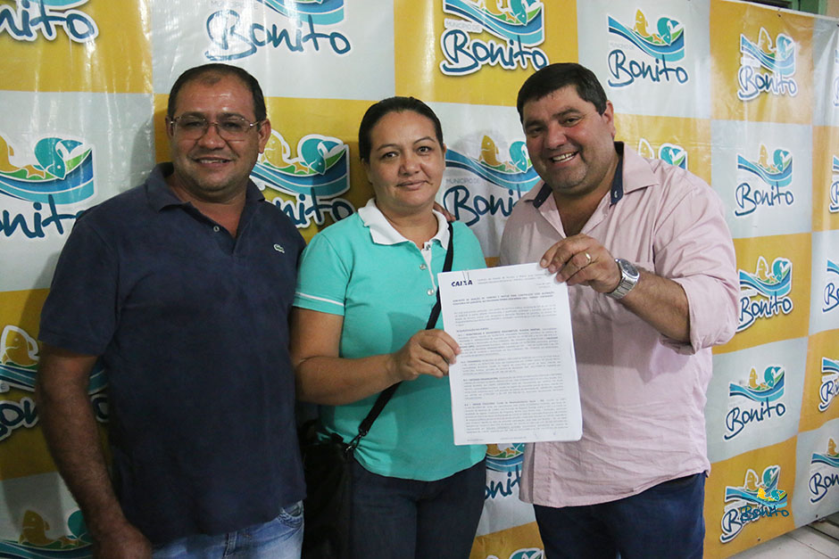 Com investimento de mais de 2 milhões da prefeitura, famílias assinam contrato de casas em Bonito