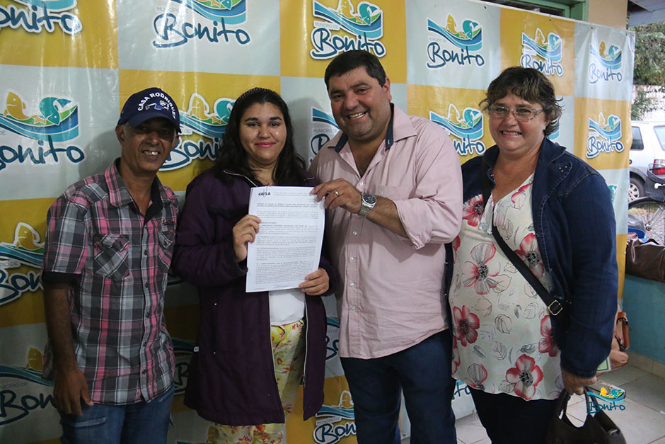 Com investimento de mais de 2 milhões da prefeitura, famílias assinam contrato de casas em Bonito