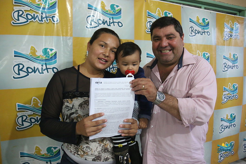 Com investimento de mais de 2 milhões da prefeitura, famílias assinam contrato de casas em Bonito