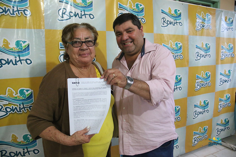 Com investimento de mais de 2 milhões da prefeitura, famílias assinam contrato de casas em Bonito