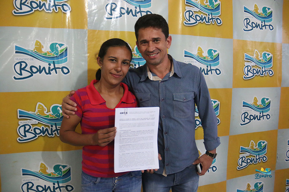 Com investimento de mais de 2 milhões da prefeitura, famílias assinam contrato de casas em Bonito