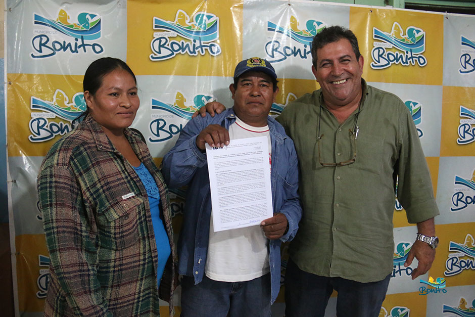 Com investimento de mais de 2 milhões da prefeitura, famílias assinam contrato de casas em Bonito