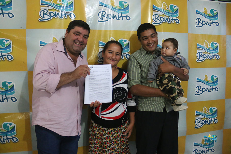 Com investimento de mais de 2 milhões da prefeitura, famílias assinam contrato de casas em Bonito