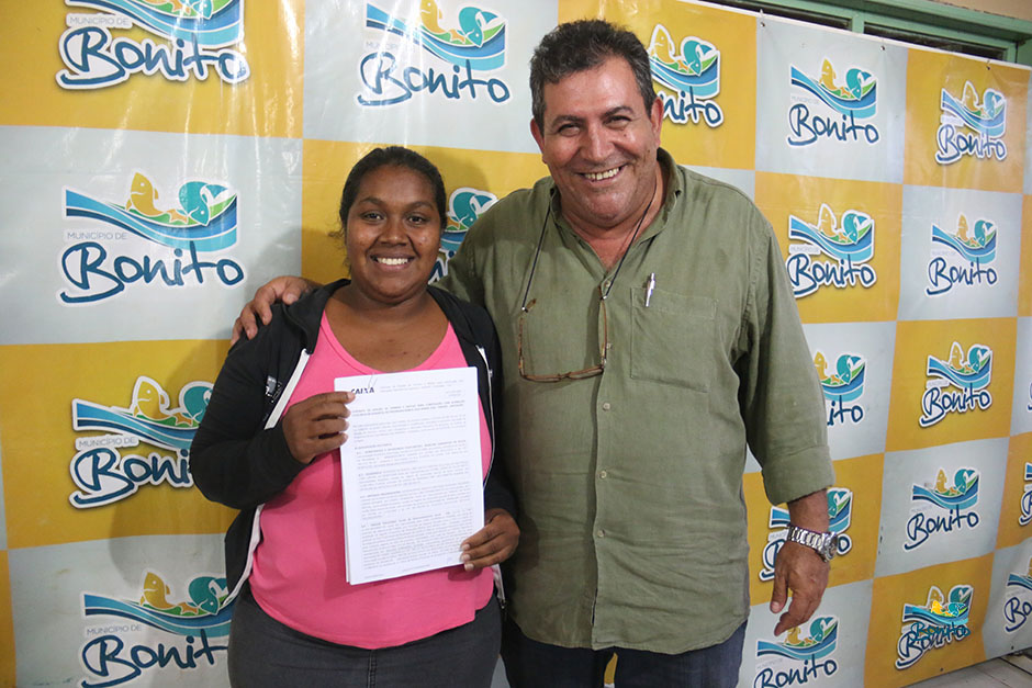 Com investimento de mais de 2 milhões da prefeitura, famílias assinam contrato de casas em Bonito