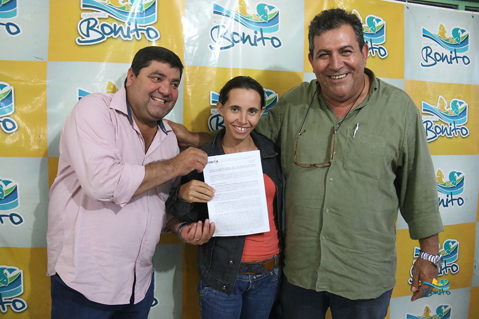 Com investimento de mais de 2 milhões da prefeitura, famílias assinam contrato de casas em Bonito