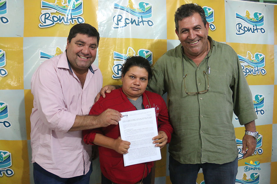 Com investimento de mais de 2 milhões da prefeitura, famílias assinam contrato de casas em Bonito
