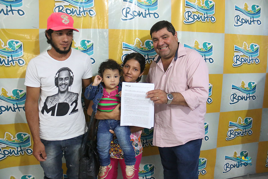 Com investimento de mais de 2 milhões da prefeitura, famílias assinam contrato de casas em Bonito