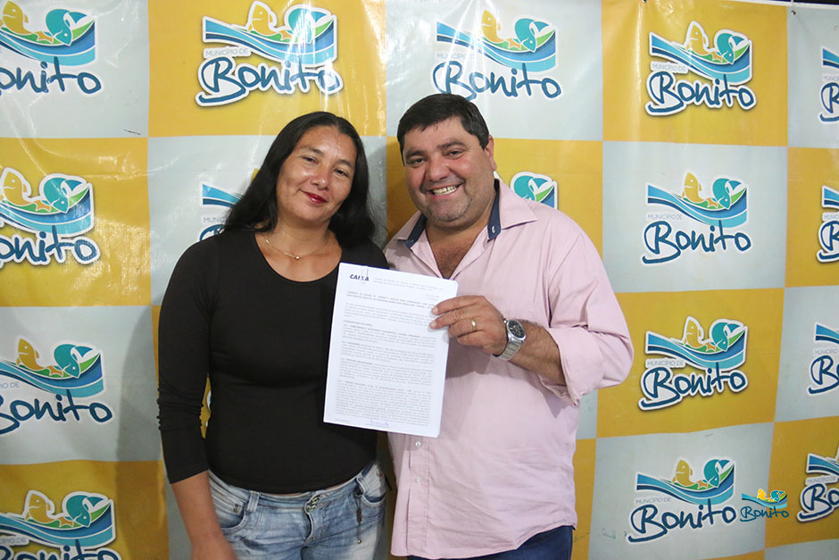 Com investimento de mais de 2 milhões da prefeitura, famílias assinam contrato de casas em Bonito