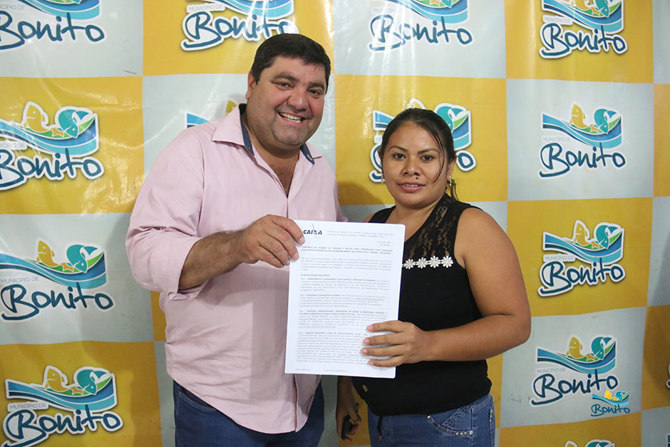 Com investimento de mais de 2 milhões da prefeitura, famílias assinam contrato de casas em Bonito