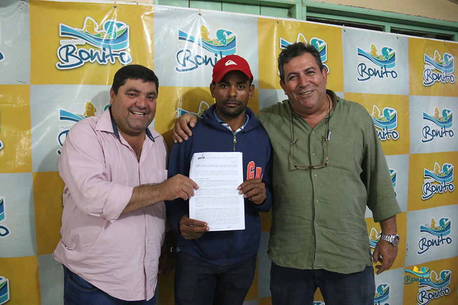 Com investimento de mais de 2 milhões da prefeitura, famílias assinam contrato de casas em Bonito