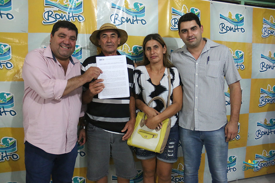Com investimento de mais de 2 milhões da prefeitura, famílias assinam contrato de casas em Bonito