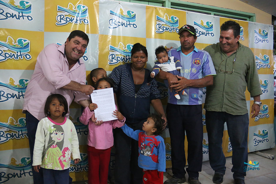 Com investimento de mais de 2 milhões da prefeitura, famílias assinam contrato de casas em Bonito