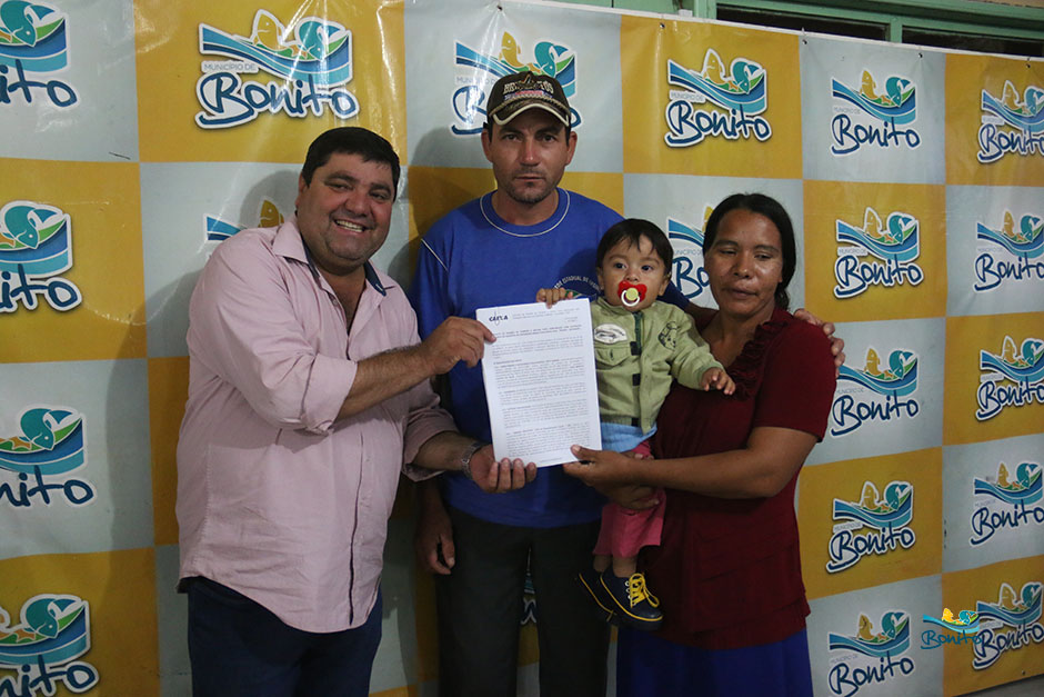 Com investimento de mais de 2 milhões da prefeitura, famílias assinam contrato de casas em Bonito