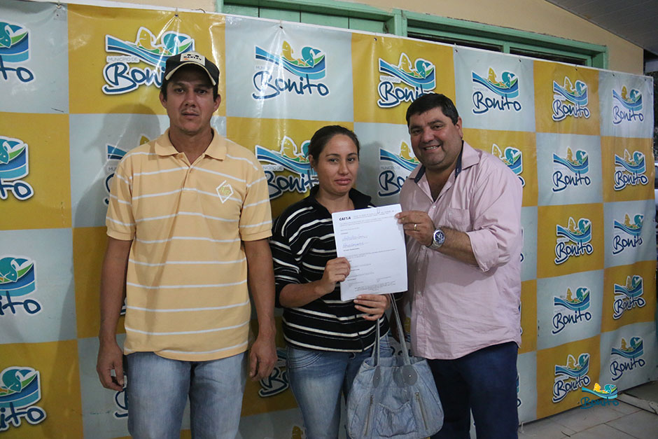 Com investimento de mais de 2 milhões da prefeitura, famílias assinam contrato de casas em Bonito