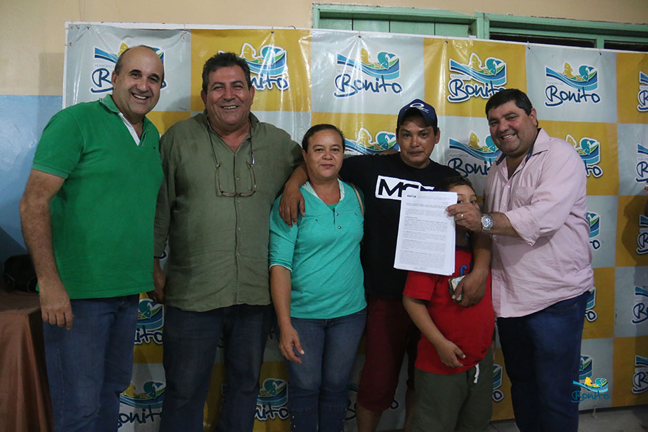 Com investimento de mais de 2 milhões da prefeitura, famílias assinam contrato de casas em Bonito