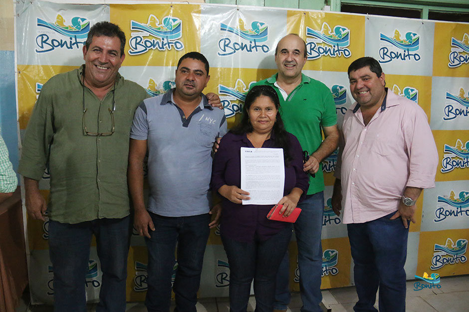 Com investimento de mais de 2 milhões da prefeitura, famílias assinam contrato de casas em Bonito