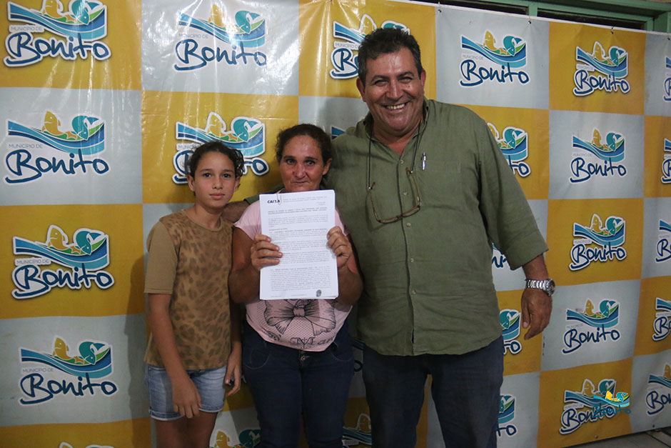 Com investimento de mais de 2 milhões da prefeitura, famílias assinam contrato de casas em Bonito