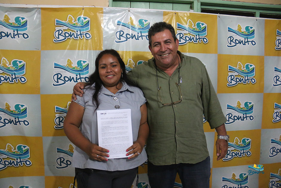 Com investimento de mais de 2 milhões da prefeitura, famílias assinam contrato de casas em Bonito