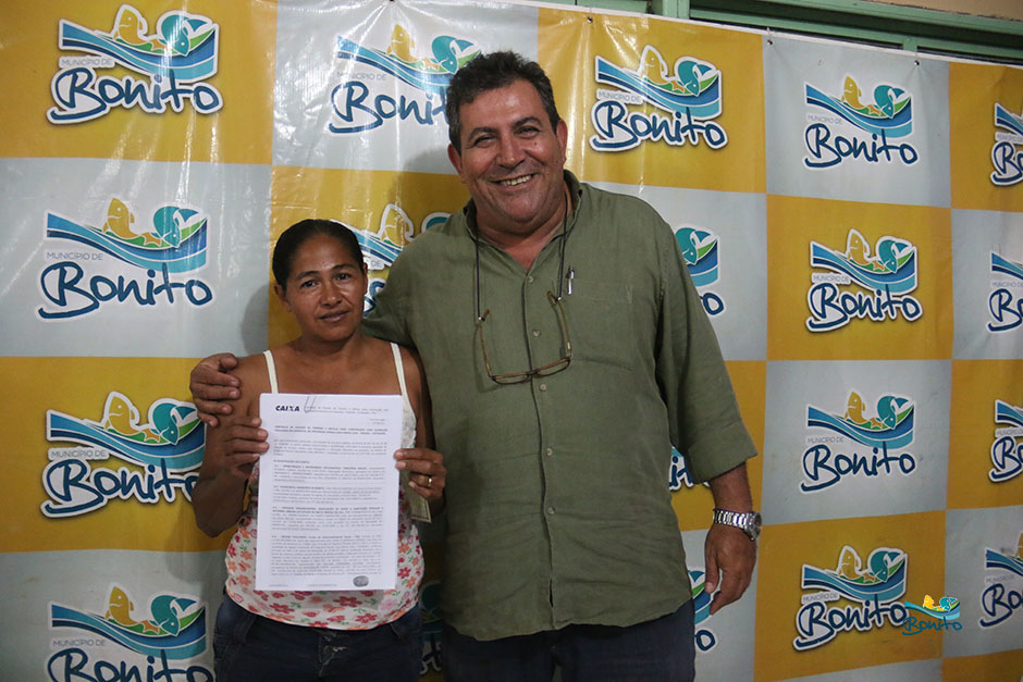 Com investimento de mais de 2 milhões da prefeitura, famílias assinam contrato de casas em Bonito