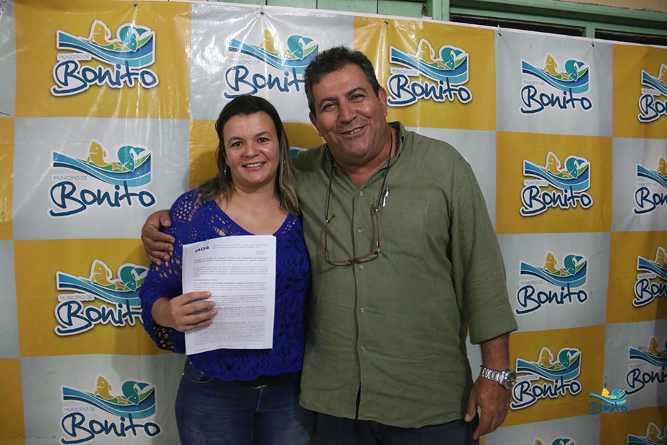 Com investimento de mais de 2 milhões da prefeitura, famílias assinam contrato de casas em Bonito