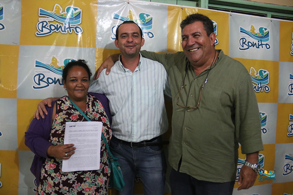 Com investimento de mais de 2 milhões da prefeitura, famílias assinam contrato de casas em Bonito