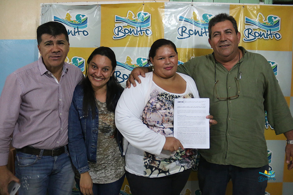 Com investimento de mais de 2 milhões da prefeitura, famílias assinam contrato de casas em Bonito