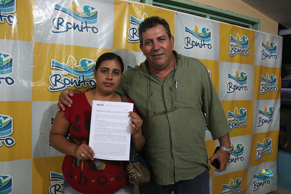 Com investimento de mais de 2 milhões da prefeitura, famílias assinam contrato de casas em Bonito