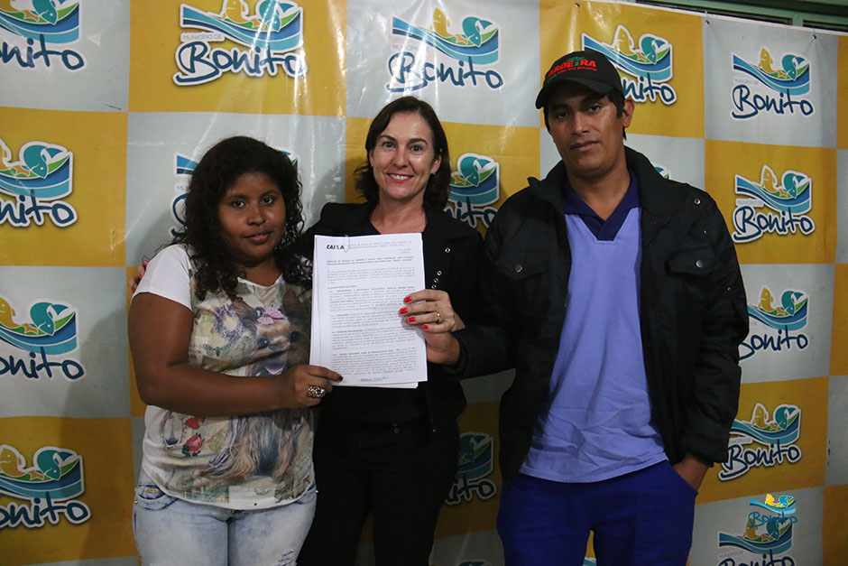 Com investimento de mais de 2 milhões da prefeitura, famílias assinam contrato de casas em Bonito