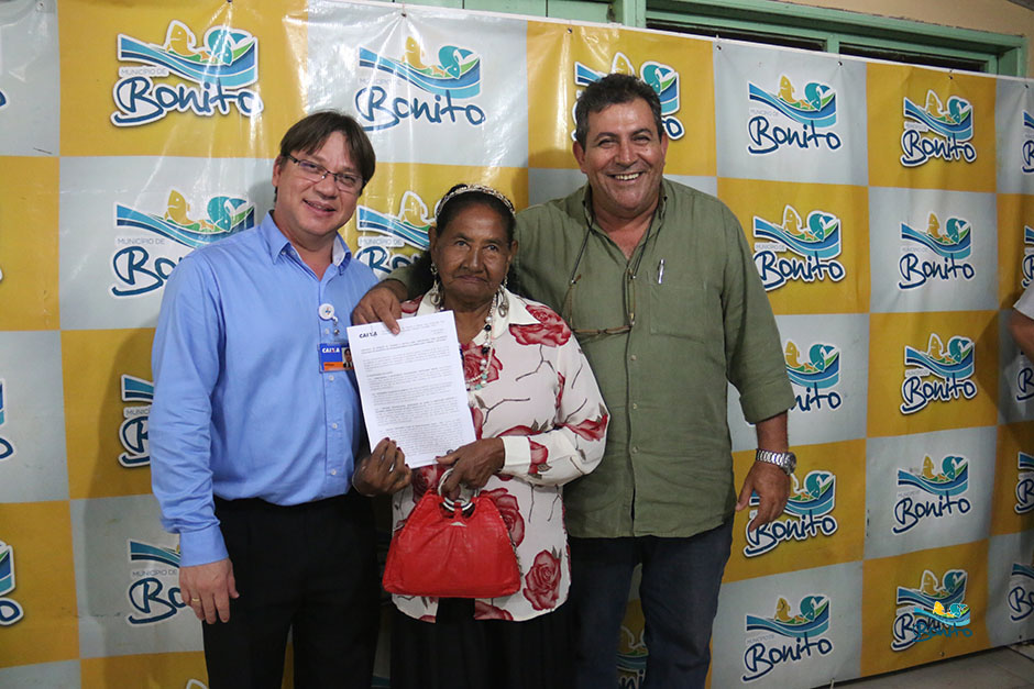 Com investimento de mais de 2 milhões da prefeitura, famílias assinam contrato de casas em Bonito