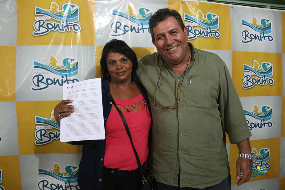 Com investimento de mais de 2 milhões da prefeitura, famílias assinam contrato de casas em Bonito