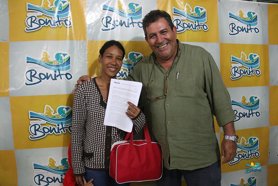 Com investimento de mais de 2 milhões da prefeitura, famílias assinam contrato de casas em Bonito