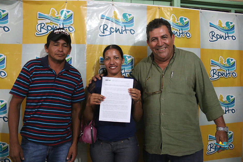 Com investimento de mais de 2 milhões da prefeitura, famílias assinam contrato de casas em Bonito