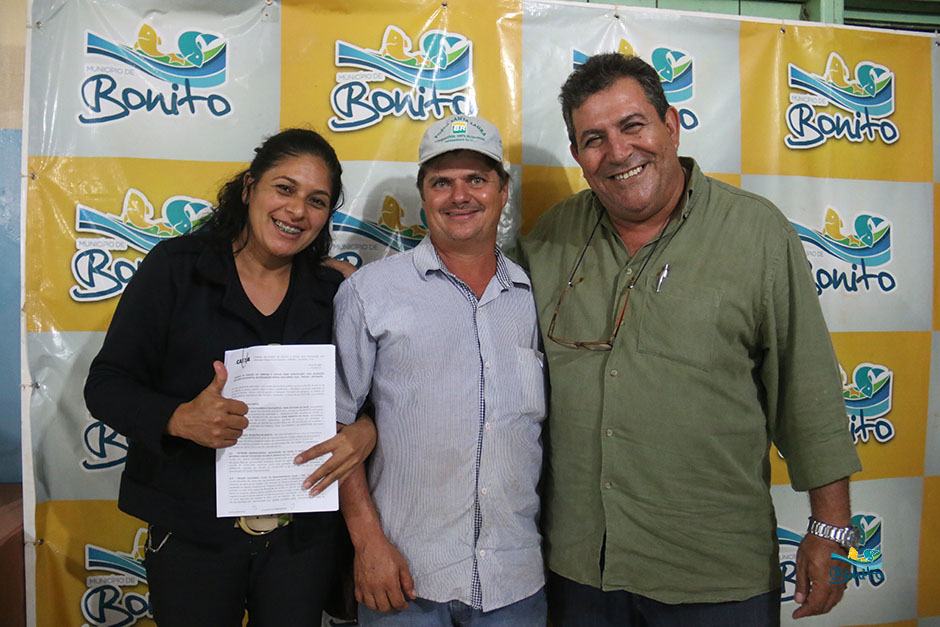 Com investimento de mais de 2 milhões da prefeitura, famílias assinam contrato de casas em Bonito