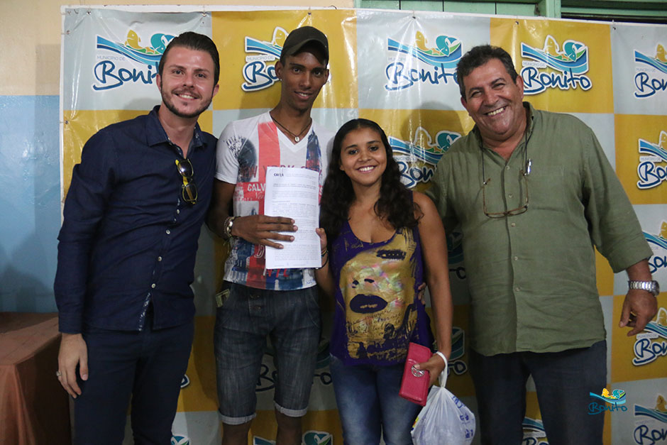 Com investimento de mais de 2 milhões da prefeitura, famílias assinam contrato de casas em Bonito