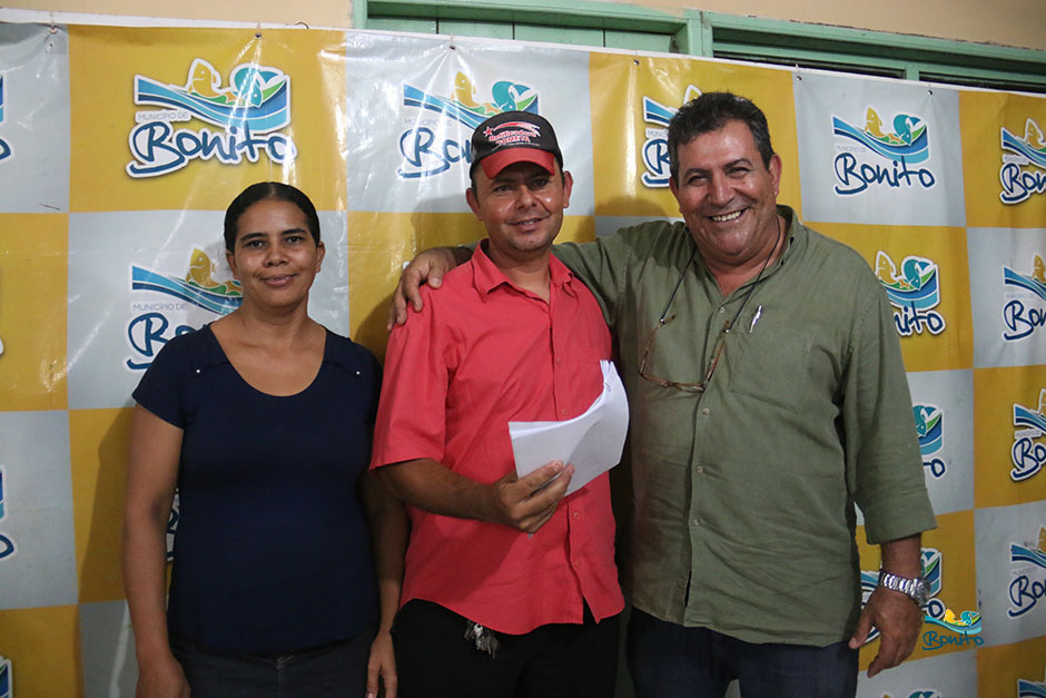 Com investimento de mais de 2 milhões da prefeitura, famílias assinam contrato de casas em Bonito