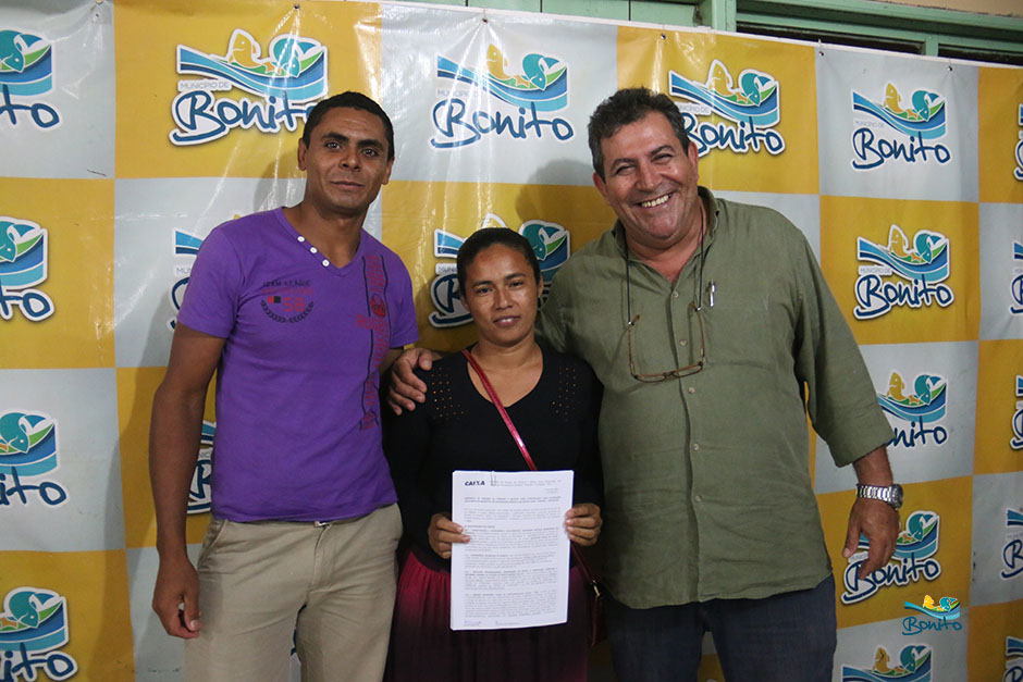 Com investimento de mais de 2 milhões da prefeitura, famílias assinam contrato de casas em Bonito